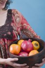 Mujer sosteniendo frutas - foto de stock