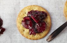 Compota de cereja em biscoito — Fotografia de Stock