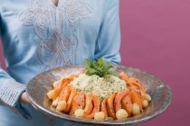 Donna che serve couscous con zucca — Foto stock