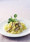 Lukewarm pasta salad with ceps — Stock Photo