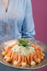 Frau serviert Couscous mit Kürbis — Stockfoto