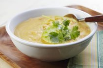 Tigela de abóbora cremosa e sopa de milho — Fotografia de Stock
