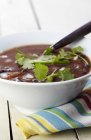 Ciotola di zuppa di fagioli neri piccanti — Foto stock