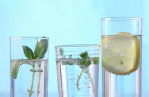 Drei Gläser klares Wasser — Stockfoto