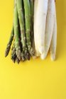 Asparagi verdi e bianchi — Foto stock