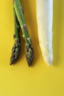 Asparagi verdi e bianchi — Foto stock