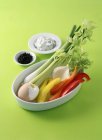 Крупный план овощных крудитов с икорным соусом на зеленой поверхности — стоковое фото