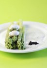 Asparagi verdi con uova — Foto stock