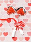 Vista close-up de corações de açúcar vermelho em colheres de prata — Fotografia de Stock