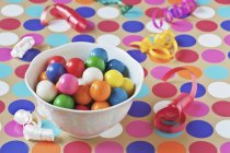 Bolas de goma de colores en la mesa - foto de stock