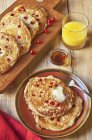 Pancakes su piatto e vetro di arancione — Foto stock