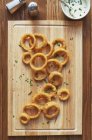 Anéis de cebola cozidos no forno — Fotografia de Stock