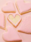 Rosafarbene herzförmige Kekse — Stockfoto