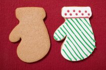 Рождественское печенье в рукавицах — стоковое фото