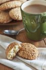 Regina Sesame Cookies em guardanapo de linho — Fotografia de Stock