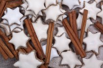 Cinnamon stars and cinnamon sticks — Stock Photo