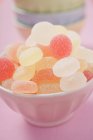 Bonbons à la gelée dans un bol rose — Photo de stock