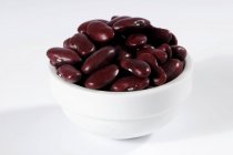Red kidney beans in ceramic bowl — Stock Photo