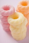 Vista close-up de anéis de açúcar coloridos empilhados — Fotografia de Stock