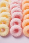 Vista close-up de anéis de açúcar coloridos em linhas — Fotografia de Stock