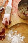 Vue rapprochée des outils et de la casserole avec glaçage aux fraises et sucre glace — Photo de stock