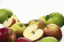 Различные спелые яблоки — стоковое фото