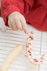 Mädchen dekoriert Kekse — Stockfoto