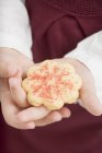 Menina pequena segurando um biscoito de Natal — Fotografia de Stock