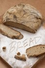 Palavra BREAD escrito em farinha — Fotografia de Stock