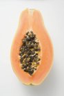 Половина свіжої папайї — стокове фото