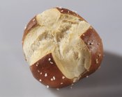 Rollo de pretzel recién horneado - foto de stock