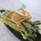 Blinis mit saurer Sahne und Kaviar auf grünem Spargel — Stockfoto