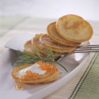 Closeup view of blinis with sour cream and caviar — Stock Photo