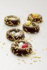 Primo piano vista dei nidi di cioccolato con caramelle — Foto stock