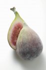 Fig fraîche coupée en deux — Photo de stock