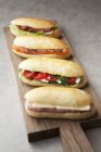 Sandwichs sur planche à découper — Photo de stock