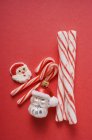 Bastones de caramelo y adorno de árbol de Navidad - foto de stock