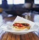 Sandwich de salmón ahumado y pimiento rojo - foto de stock