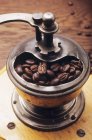Moinho de café velho com grãos — Fotografia de Stock