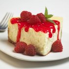 Fatia de Cheesecake com molho — Fotografia de Stock