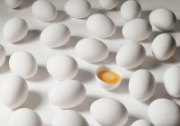 Huevos blancos sobre fondo blanco - foto de stock