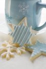 Tasse avec des flocons de neige décoratifs — Photo de stock
