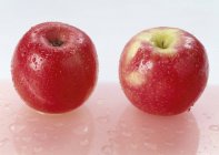 Duas maçãs vermelhas com gotas de água — Fotografia de Stock