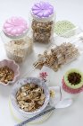Varios cereales y frutos secos para muesli - foto de stock