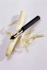Asparagi bianchi con pelapatate — Foto stock
