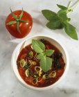 Tomatensauce mit Basilikum in weißer Schüssel — Stockfoto