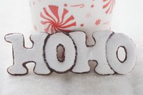 Рождественское печенье, формирующее слово HOHO — стоковое фото
