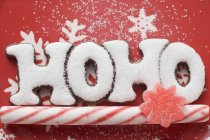 Різдвяні цукерки та орнамент — стокове фото