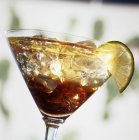 Nahaufnahme des kir-Cocktails mit Eiswürfeln und Limettenscheibe im Glas — Stockfoto