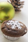 Muffin de chocolate decorado para Navidad - foto de stock